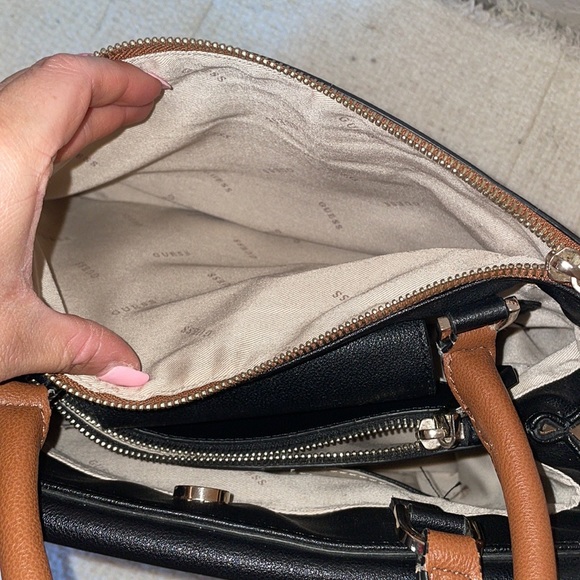 GUESS handbag - Picture 12 of 13